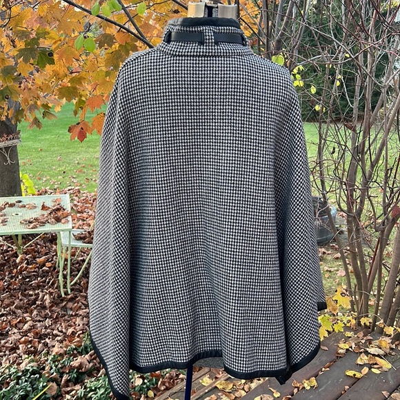 Reversible Houndstooth and Purple Cape - Picture 2 of 7